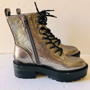 Guess Fearne Boots Combat Lug Sole Lace Up Size 5.5M Gray Metallic Pewter Zipper